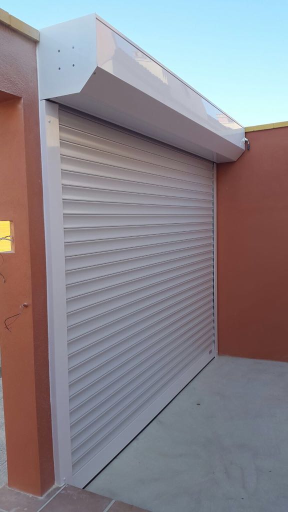 Cierre enrollable blanco en local comercial