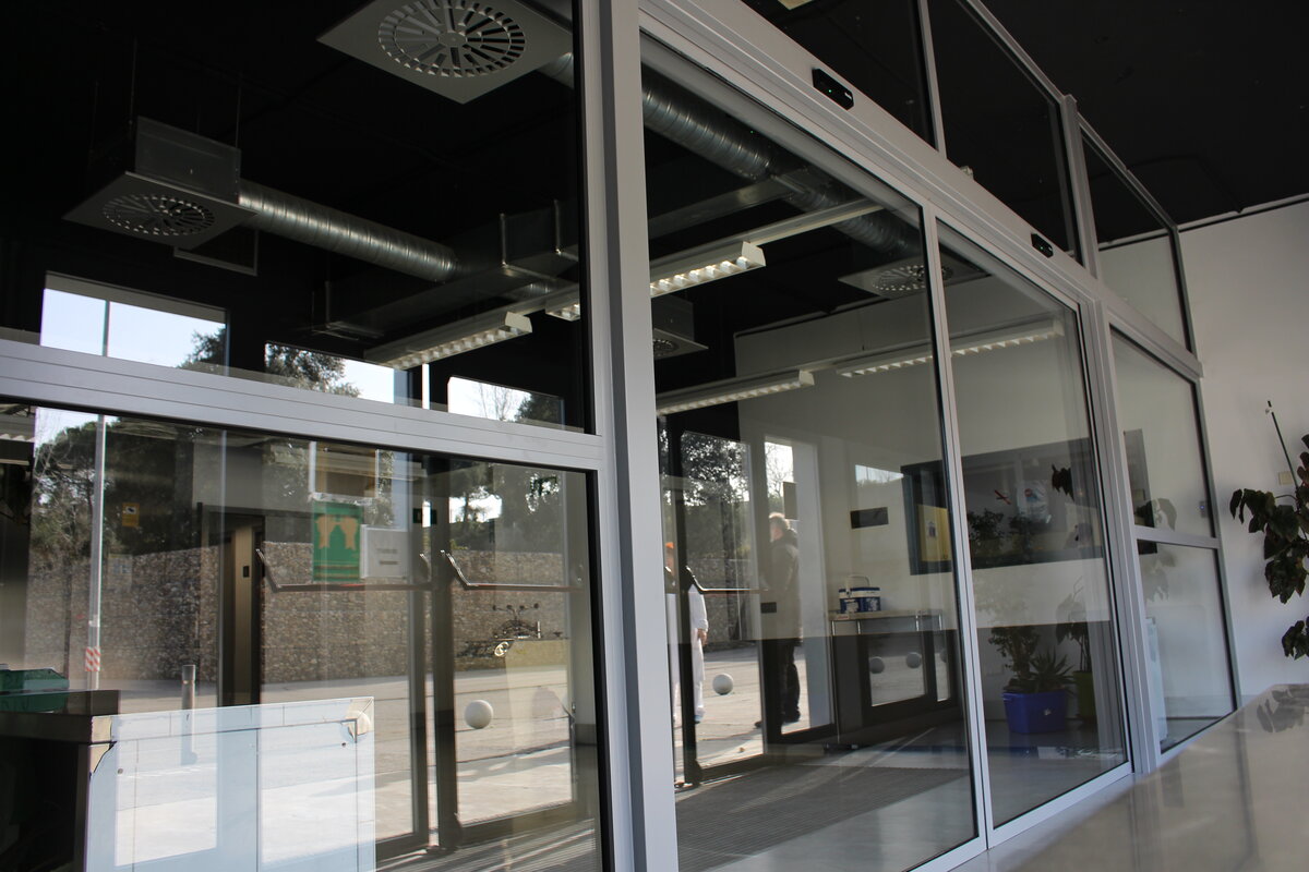 Puerta de cristal blanca elegante