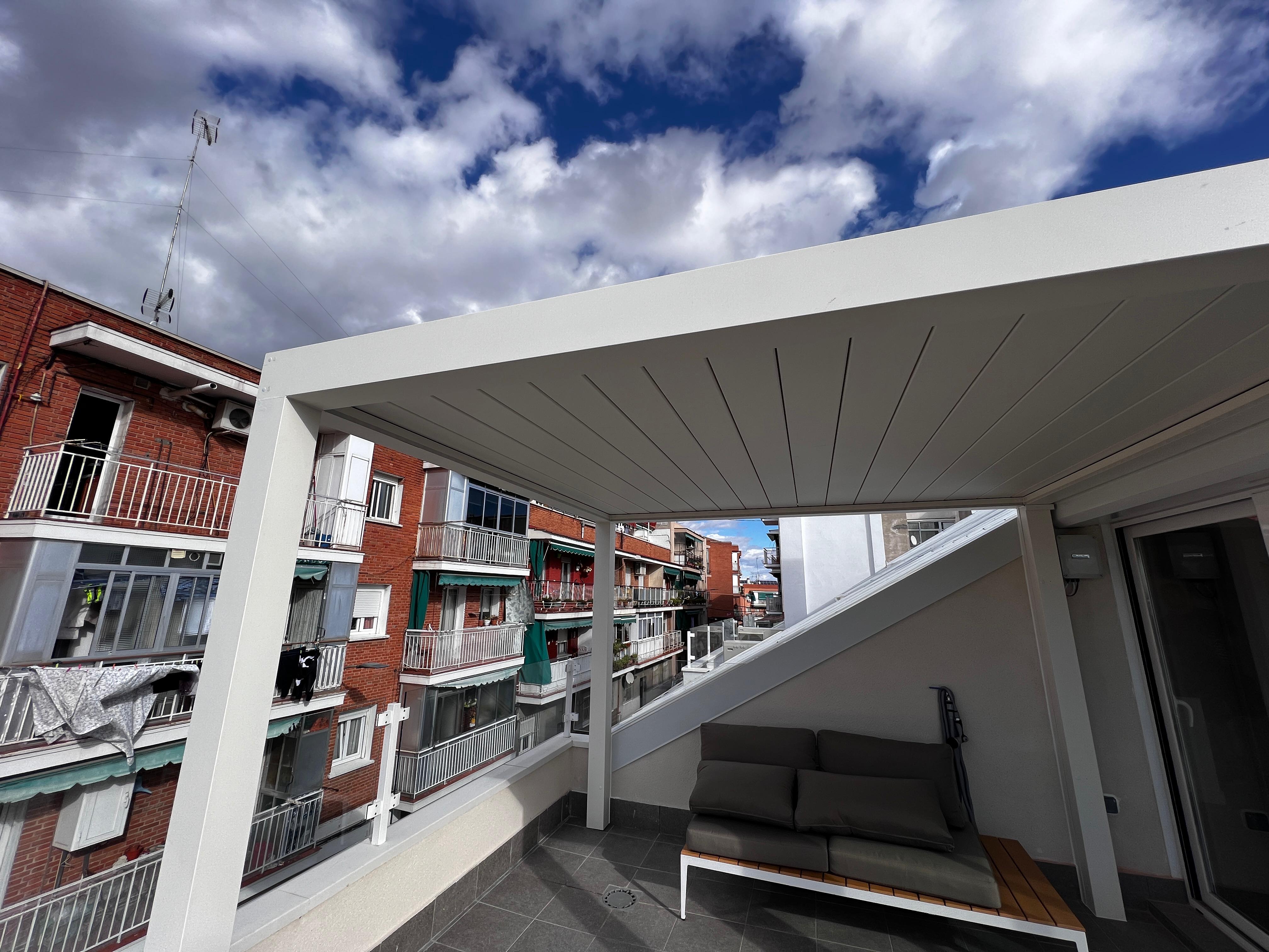 Pérgola bioclimática blanca