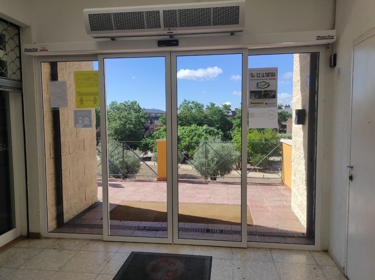 Puerta de cristal blanca instalación