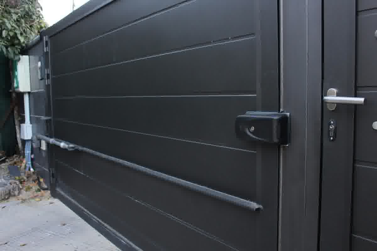 Puerta de acceso de aluminio soldado - Grupo Elymar