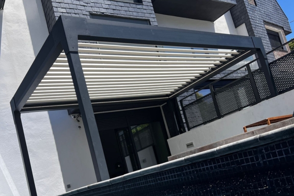 Cuánto cuesta una pérgola de aluminio con techo retráctil