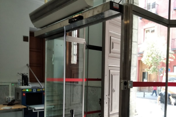Tipos de puertas automáticas para negocios