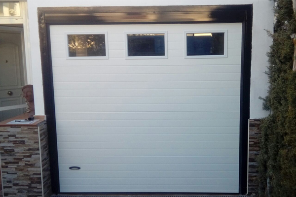 Ejemplos de ventanas para puertas seccionales