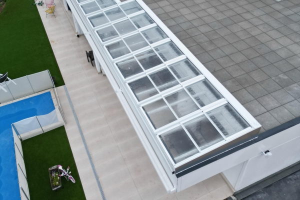 Por qué instalar un techo en tu garaje exterior
