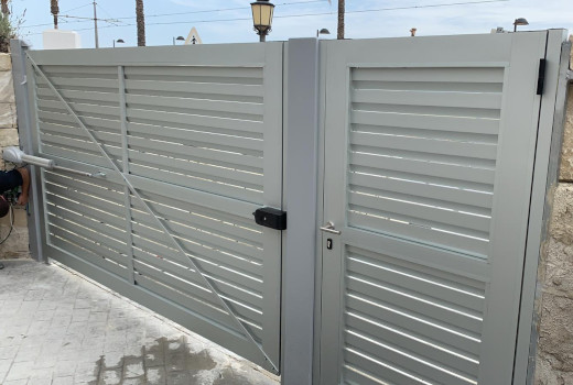 Proyecto 13 Puerta Aluminio Soldado Ventilada Gris