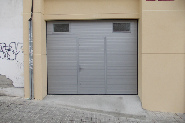 Puertas de garaje seccionales con puerta peatonal